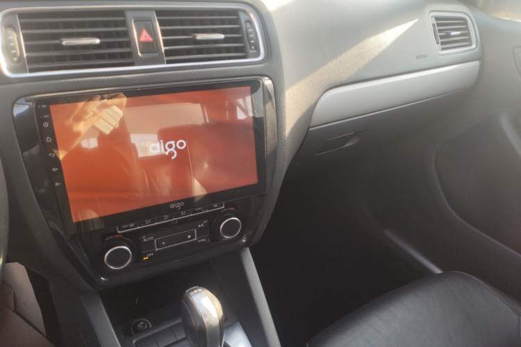 Used Volkswagen Sagitar 2014 1.4TSI Automatic Luxury Model Audio And AC Panel