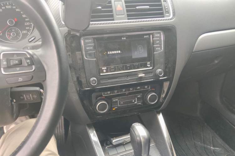 Used Volkswagen Sagitar 2014 1.4TSI Automatic Luxury Model Audio And AC Panel