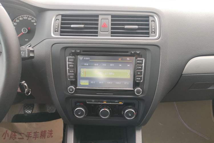 Used Volkswagen Sagitar 2014 Revised Version 1.6L Manual Comfort Edition Audio And AC Panel