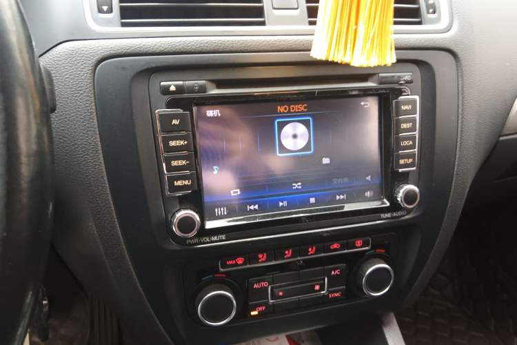 Used Volkswagen Sagitar 2014 Revised Version 1.4TSI Automatic Fashion Edition Audio And AC Panel