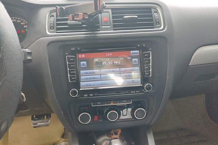 Used Volkswagen Sagitar 2014 1.6L Automatic Comfort Model Audio And AC Panel