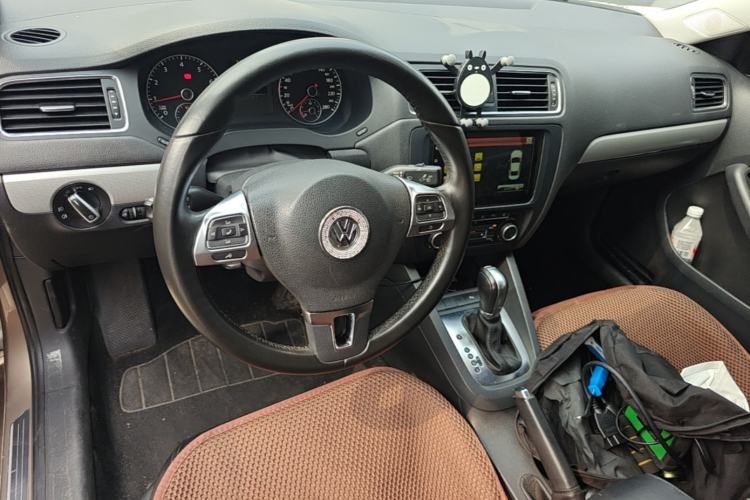 Used Volkswagen Sagitar 2014 Revised Version 1.4TSI Automatic Luxury Edition Center Console