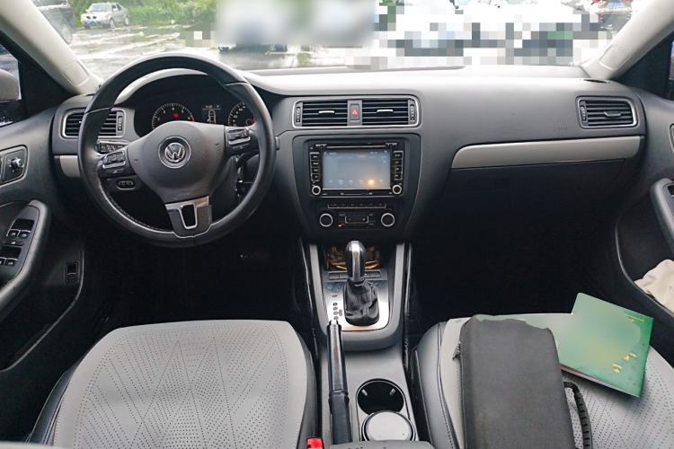Used Volkswagen Sagitar 2014 Revised Version 1.4TSI Automatic Luxury Edition Center Console