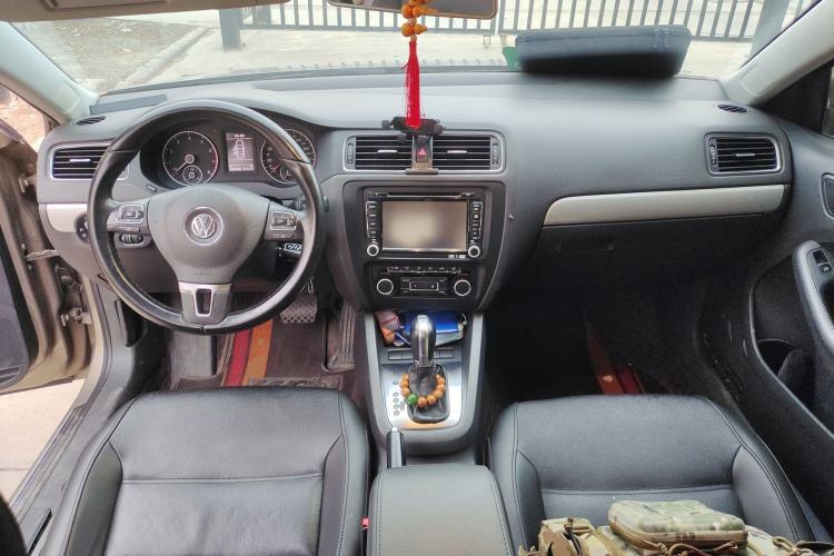 Used Volkswagen Sagitar 2014 Revised Version 1.4TSI Automatic Luxury Edition Center Console