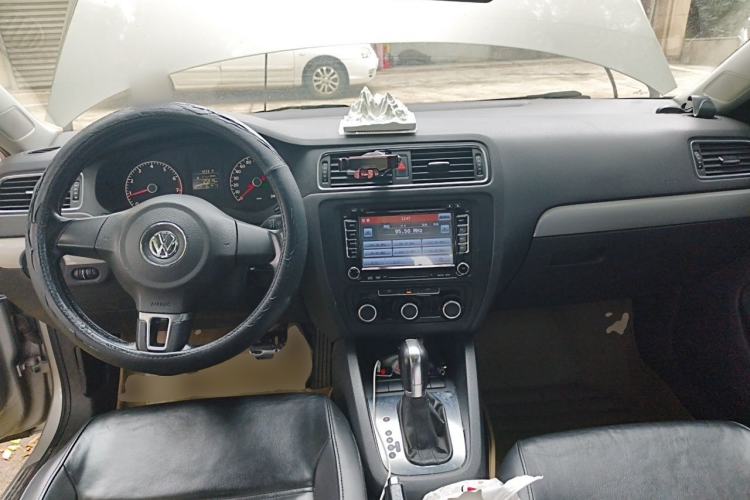 Used Volkswagen Sagitar 2014 1.6L Automatic Comfort Model Center Console