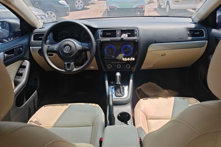 Used Volkswagen Sagitar 2014 Revised Version 1.6L Automatic Comfort Edition Center Console