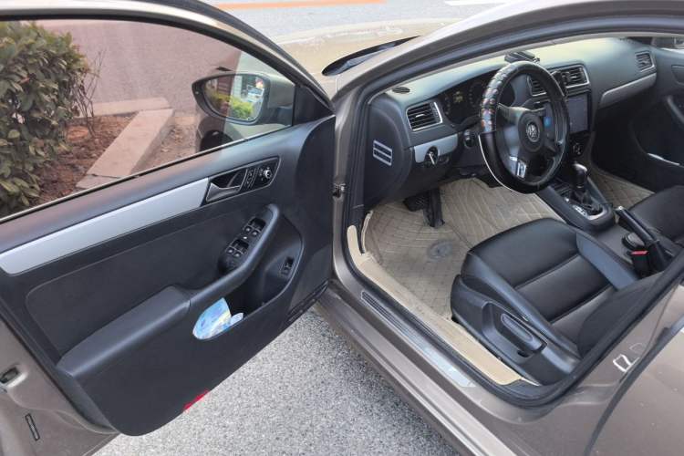 Used Volkswagen Sagitar 2014 Revised Version 1.6L Automatic Comfort Edition Driver Seat