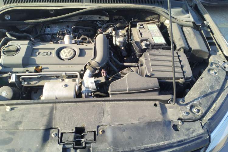 Used Volkswagen Sagitar 2014 1.4TSI Automatic Luxury Model Engine Bay Left
