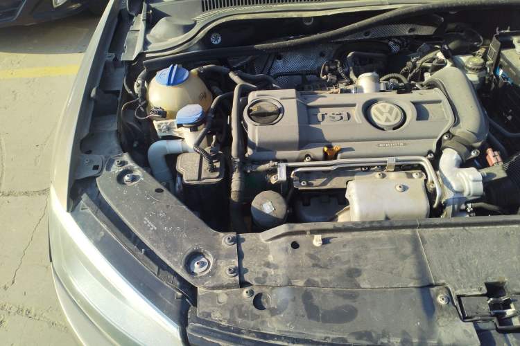 Used Volkswagen Sagitar 2014 1.4TSI Automatic Luxury Model Engine Bay Right