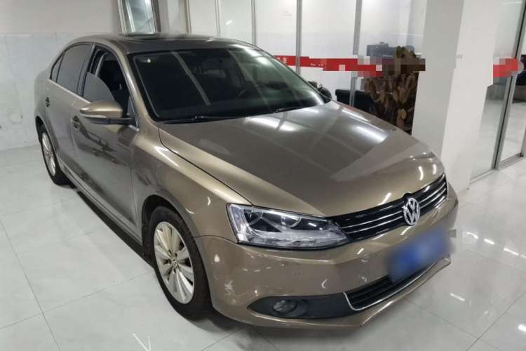 Used Volkswagen Sagitar 2014 1.4TSI Automatic Luxury Model Front Right 45 Deg