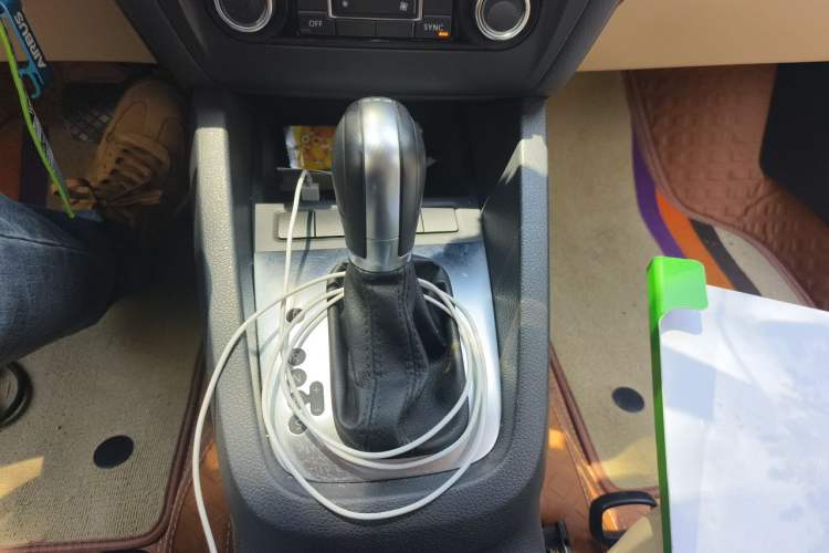 Used Volkswagen Sagitar 2014 Revised Version 1.4TSI Automatic Luxury Edition Gear Lever