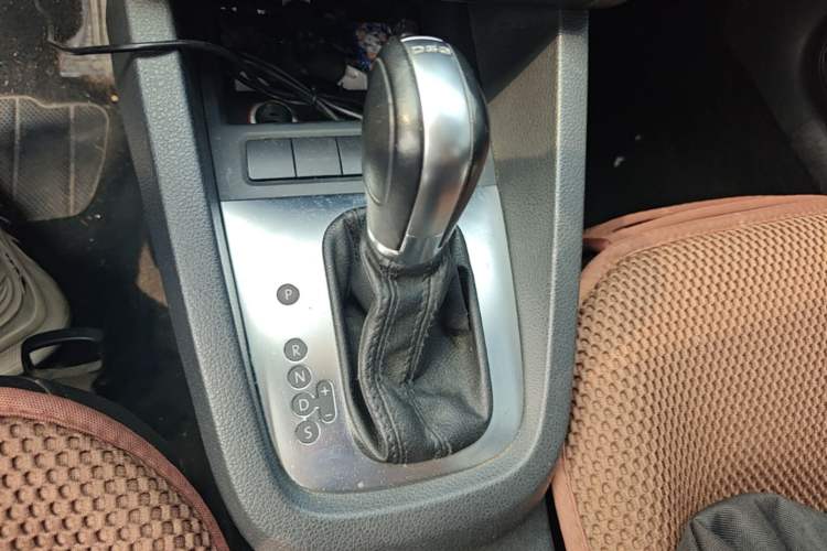 Used Volkswagen Sagitar 2014 Revised Version 1.4TSI Automatic Luxury Edition Gear Lever