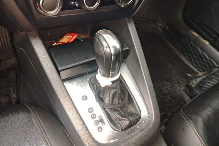 Used Volkswagen Sagitar 2014 1.6L Automatic Comfort Model Gear Lever