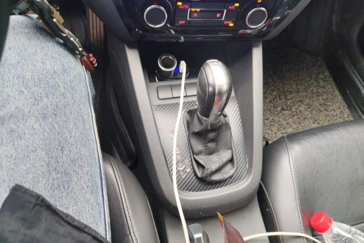 Used Volkswagen Sagitar 2014 Revised Version 1.4TSI Automatic Luxury Edition Gear Lever