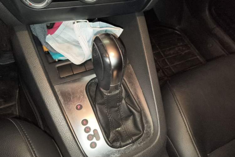 Used Volkswagen Sagitar 2014 Revised Version 1.6L Automatic Comfort Edition Gear Lever