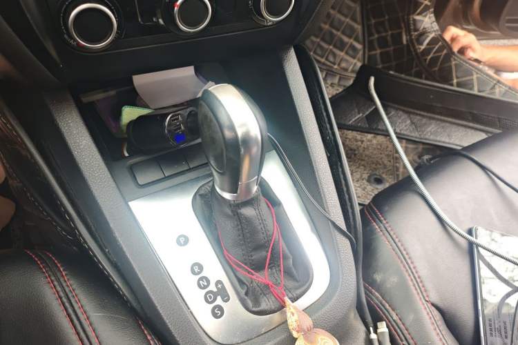 Used Volkswagen Sagitar 2014 1.6L Automatic Comfort Model Gear Lever