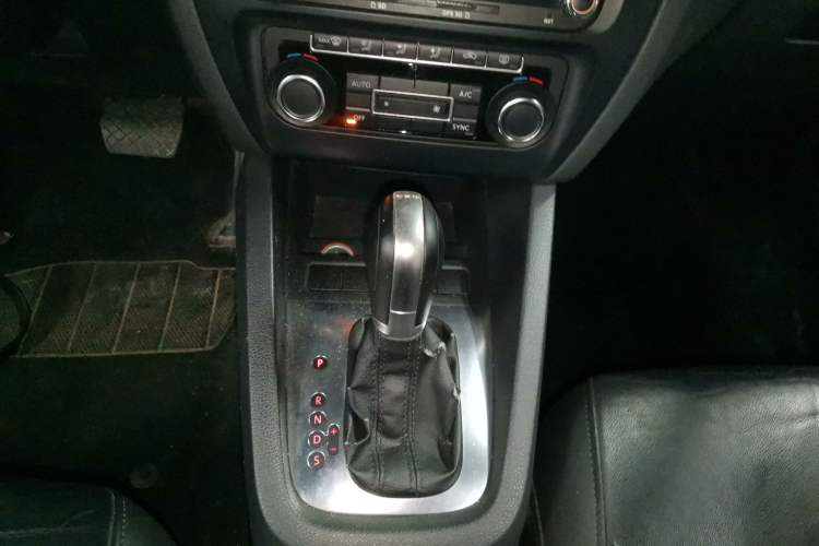 Used Volkswagen Sagitar 2014 1.4TSI Automatic Luxury Model Gear Lever