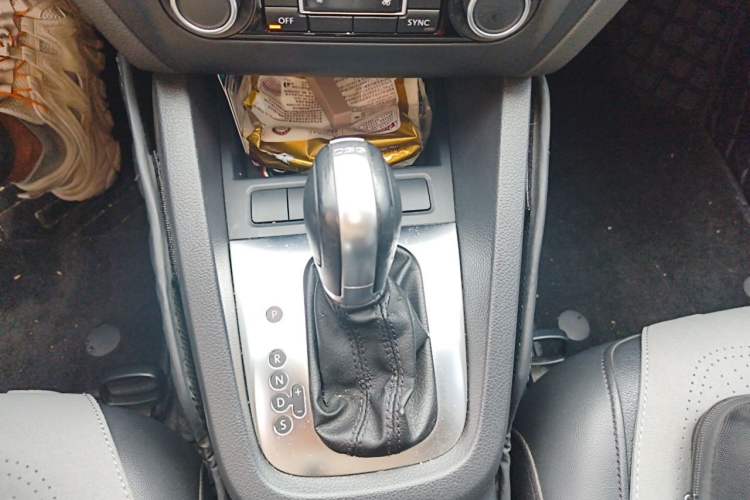 Used Volkswagen Sagitar 2014 Revised Version 1.4TSI Automatic Luxury Edition Gear Lever
