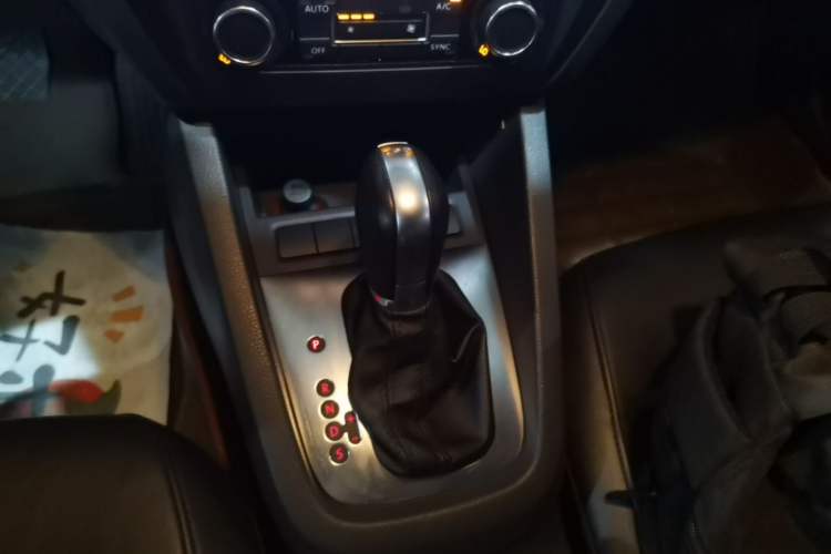 Used Volkswagen Sagitar 2014 Revised Version 1.4TSI Automatic Luxury Edition Gear Lever
