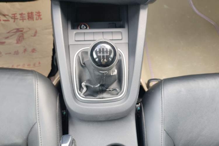 Used Volkswagen Sagitar 2014 Revised Version 1.6L Manual Comfort Edition Gear Lever
