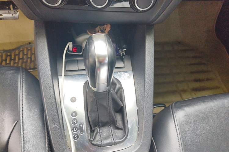Used Volkswagen Sagitar 2014 1.6L Automatic Comfort Model Gear Lever