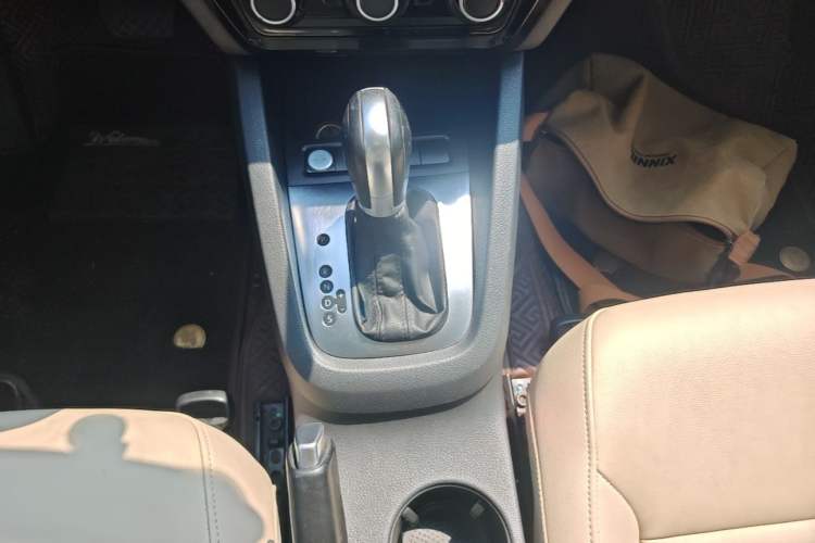 Used Volkswagen Sagitar 2014 Revised Version 1.6L Automatic Comfort Edition Gear Lever