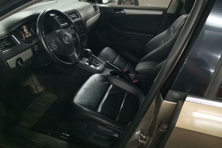 Used Volkswagen Sagitar 2014 1.4TSI Automatic Luxury Model Left Front Seat