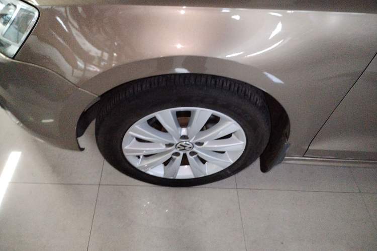 Used Volkswagen Sagitar 2014 Revised Version 1.6L Automatic Leading Edition Left Front Wheel Hub