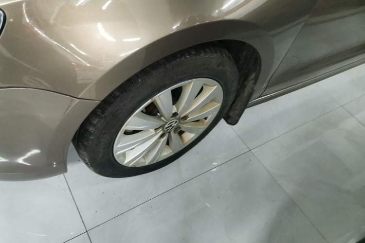 Used Volkswagen Sagitar 2014 1.4TSI Automatic Luxury Model Left Front Wheel Hub