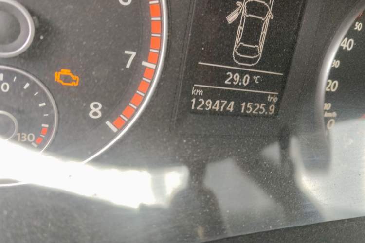 Used Volkswagen Sagitar 2014 1.4TSI Automatic Luxury Model Odometer Close Up