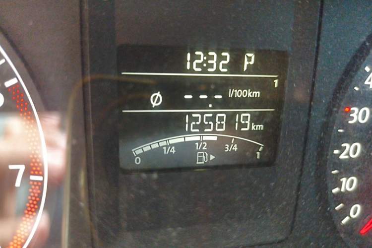 Used Volkswagen Sagitar 2014 1.6L Automatic Comfort Model Odometer Close Up
