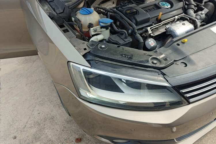 Used Volkswagen Sagitar 2014 Revised Version 1.4TSI Automatic Luxury Edition Right Front Headlight