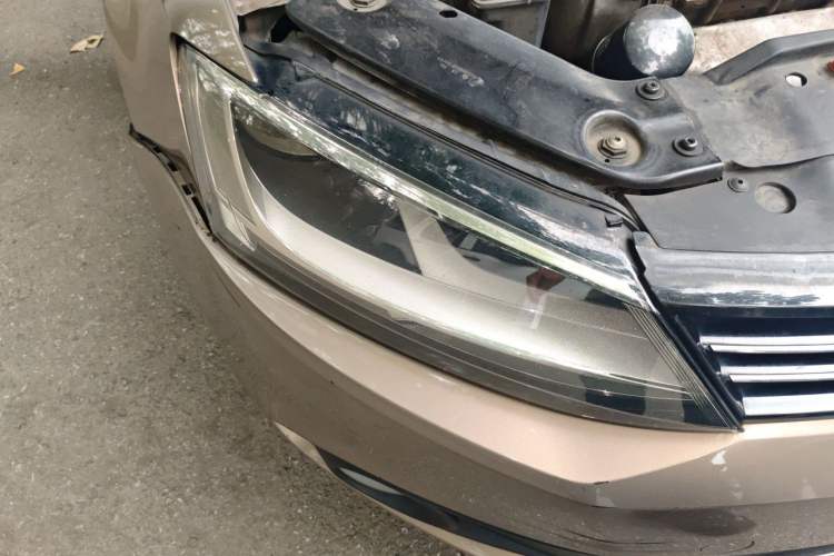 Used Volkswagen Sagitar 2014 1.6L Automatic Comfort Model Right Front Headlight