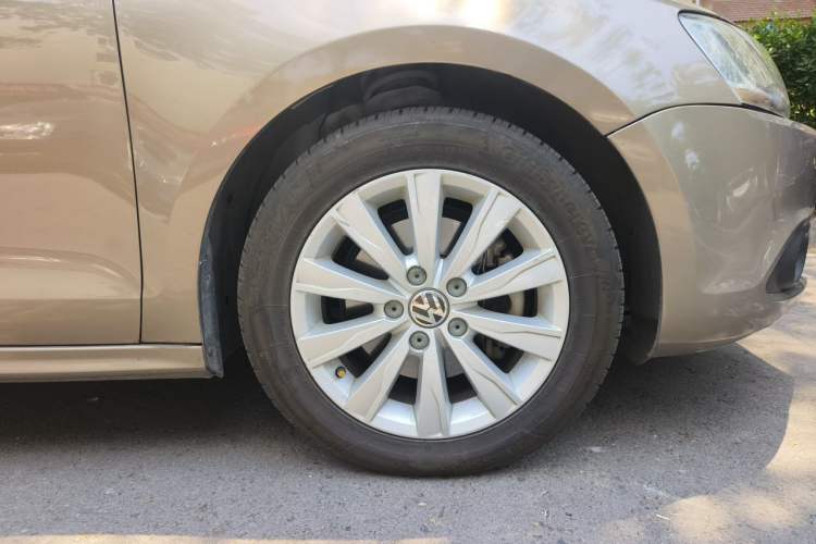Used Volkswagen Sagitar 2014 Revised Version 1.4TSI Automatic Luxury Edition Right Front Wheel Hub