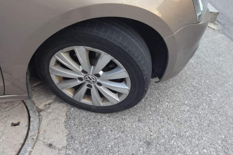Used Volkswagen Sagitar 2014 Revised Version 1.6L Automatic Comfort Edition Right Front Wheel Hub
