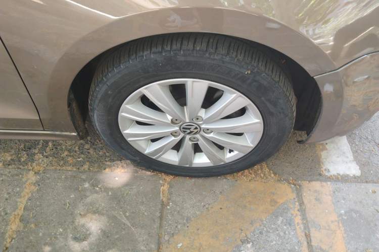 Used Volkswagen Sagitar 2014 Revised Version 1.4TSI Manual Luxury Edition Right Front Wheel Hub