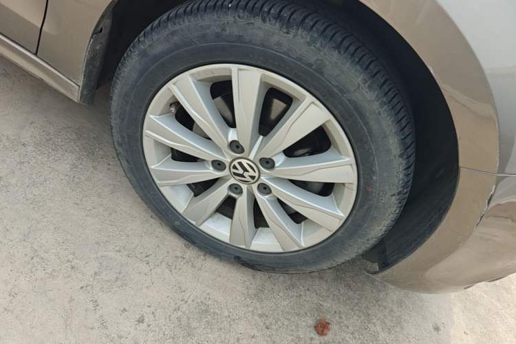 Used Volkswagen Sagitar 2014 Revised Version 1.4TSI Automatic Luxury Edition Right Front Wheel Hub