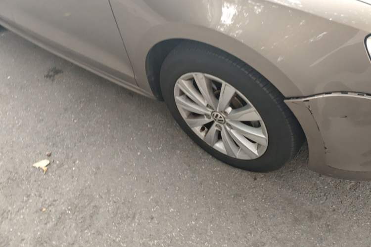 Used Volkswagen Sagitar 2014 1.6L Automatic Comfort Model Right Front Wheel Hub