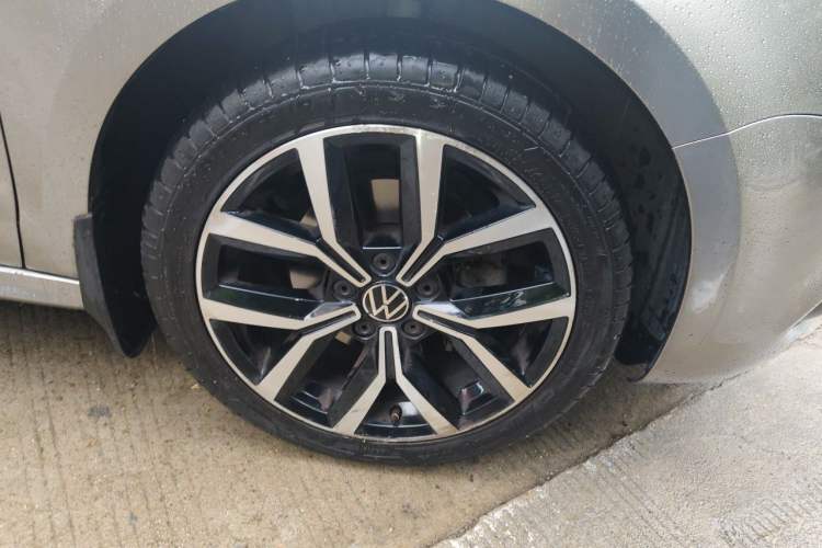 Used Volkswagen Sagitar 2014 Revised Version 1.4TSI Automatic Luxury Edition Right Front Wheel Hub