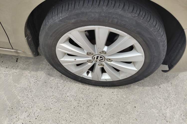 Used Volkswagen Sagitar 2014 Revised Version 1.4TSI Automatic Luxury Edition Right Front Wheel Hub