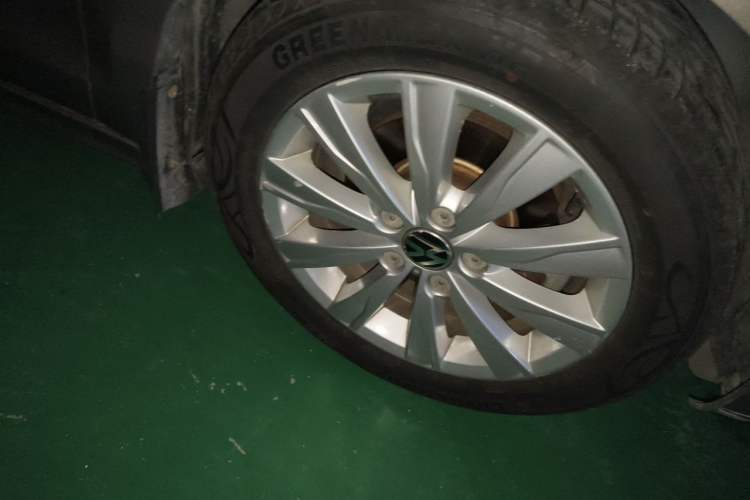 Used Volkswagen Sagitar 2014 Revised Version 1.6L Automatic Comfort Edition Right Front Wheel Hub