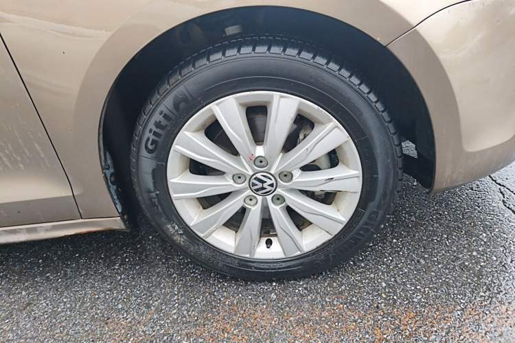 Used Volkswagen Sagitar 2014 Revised Version 1.4TSI Automatic Luxury Edition Right Front Wheel Hub