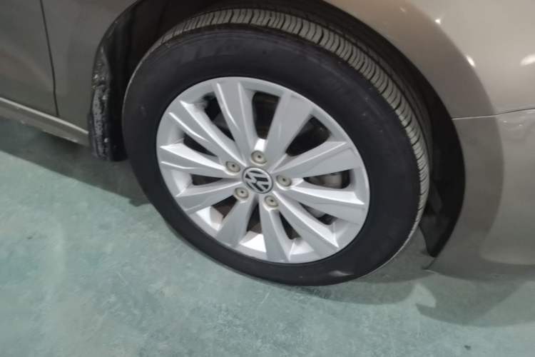 Used Volkswagen Sagitar 2014 Revised Version 1.4TSI Automatic Luxury Edition Right Front Wheel Hub