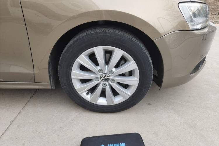 Used Volkswagen Sagitar 2014 Revised Version 1.4TSI Automatic Luxury Edition Right Front Wheel Hub