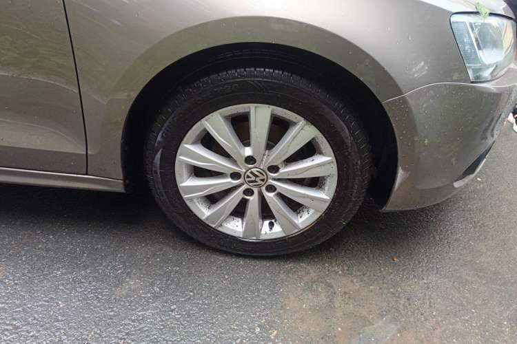 Used Volkswagen Sagitar 2014 1.6L Manual Comfort Model Right Front Wheel Hub