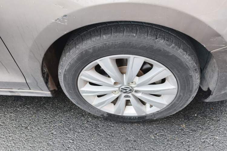 Used Volkswagen Sagitar 2014 Revised Version 1.6L Automatic Comfort Edition Right Front Wheel Hub