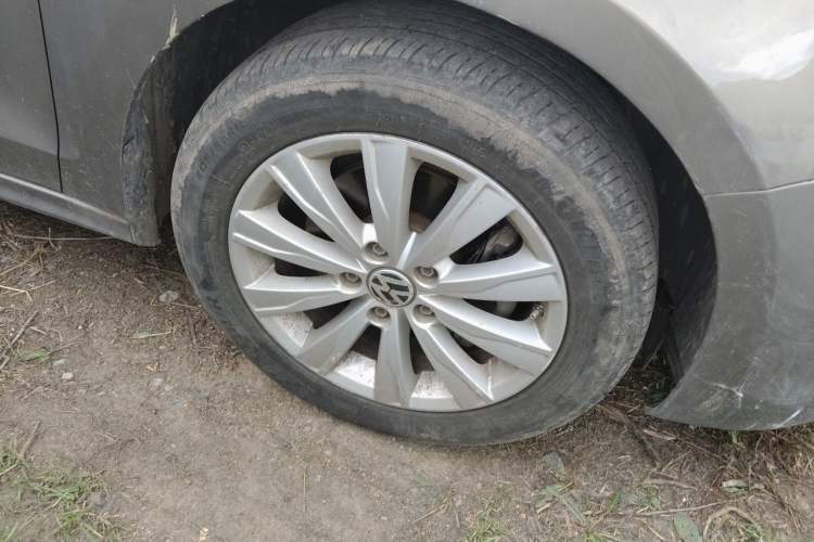 Used Volkswagen Sagitar 2014 1.4TSI Automatic Luxury Model Right Front Wheel Hub