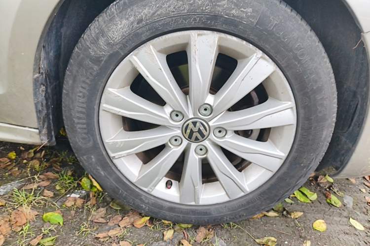 Used Volkswagen Sagitar 2014 1.6L Automatic Comfort Model Right Front Wheel Hub