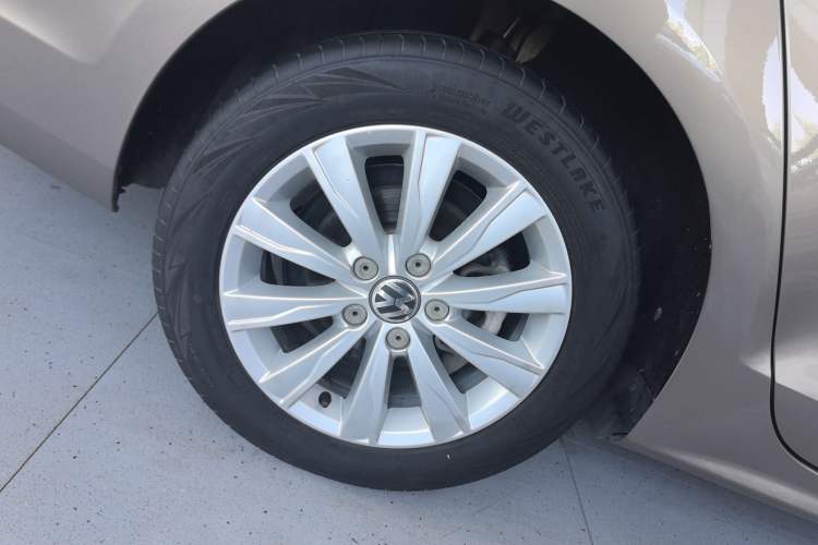 Used Volkswagen Sagitar 2014 Revised Version 1.4TSI Automatic Luxury Edition Right Rear Wheel Hub