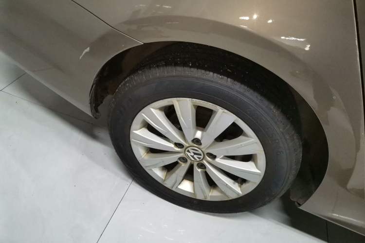 Used Volkswagen Sagitar 2014 1.4TSI Automatic Luxury Model Right Rear Wheel Hub